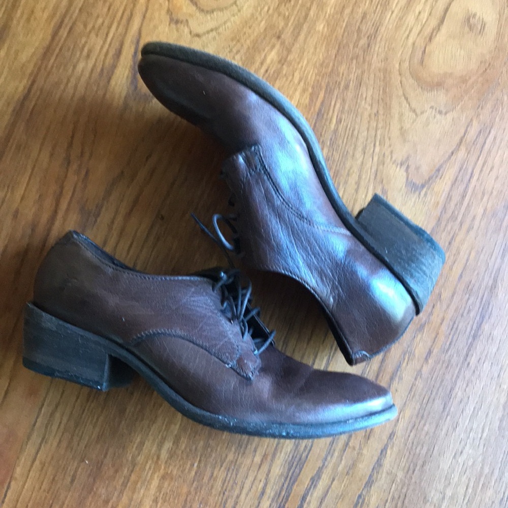 Frye womens leather lace up shoe. Size 9 worn a few times. Excellent quality.